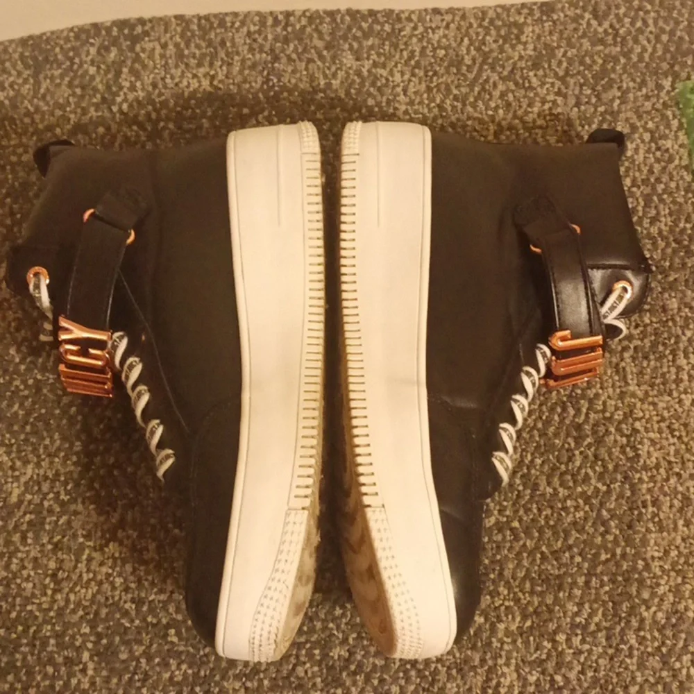 Juicy Couture black high top sneakers size 8 rose hold hardware